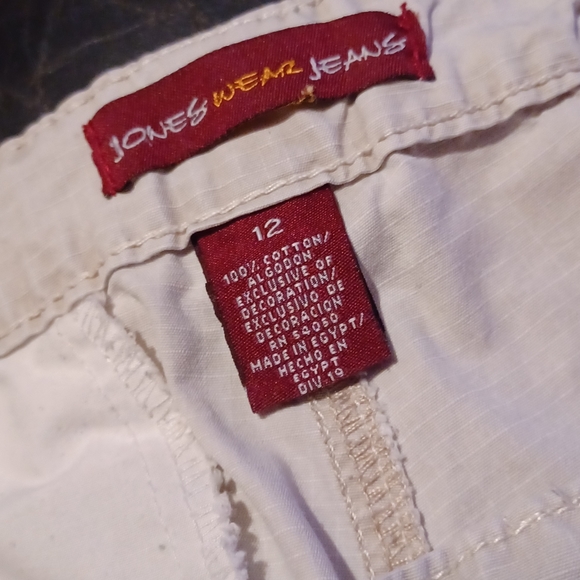 JONES WEAR JEANS Capri Pants Size 12 strings flower embroidery design on Leg - Picture 4 of 10